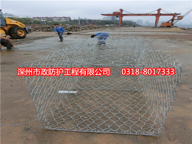 格賓籠箱組裝每間隔25cm綁扎一道相交經(jīng)綁扎成網(wǎng)箱